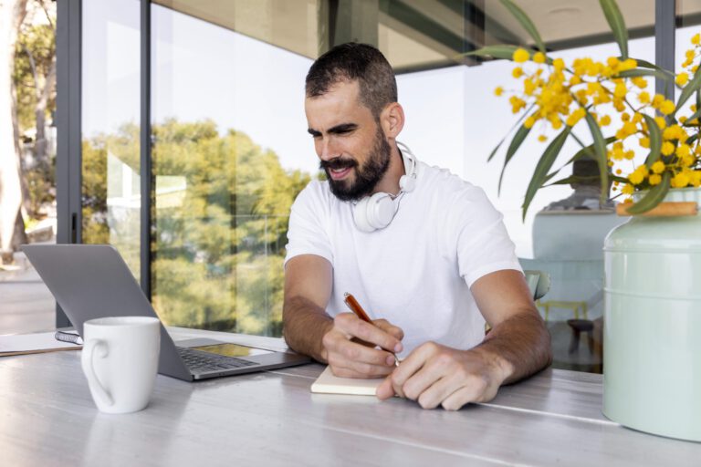 Altijd bereikbaar, nooit echt vrij? Mentale grenzen in het hybride werken